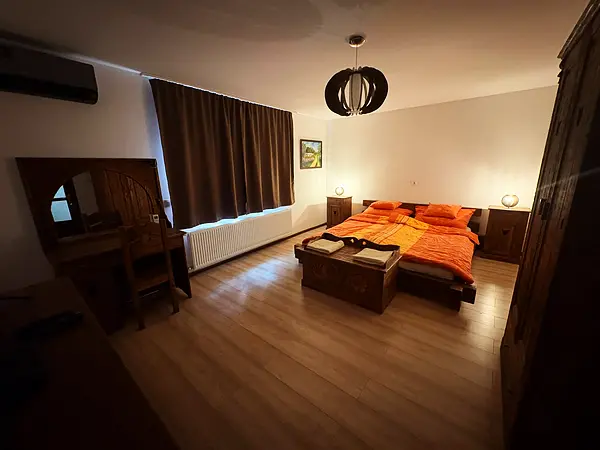 Hálószoba faragott fa bútorokkal
