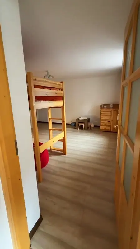 Gyerekszoba pelenkázósarka videón